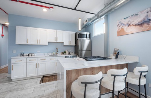 Forestview Apartment | Modern Luxury 2BR Near Downtown Chicago - Sleeps 6 & Designer Stay