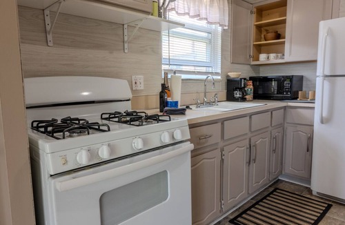 Wyandotte House | Modern River Retreat Near Airport, Hospitals, Corporations