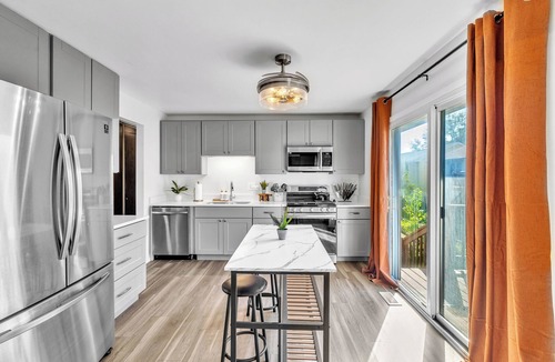 Forestview House | Modern Spacious 4BR Home Near Chicago Sleeps 10 Family & Pets Friendly
