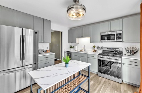 Forestview House | Modern Spacious 4BR Home Near Chicago Sleeps 10 Family & Pets Friendly