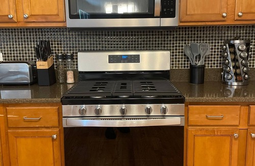 Bolingbrook House | Modern, Spacious, & Convenient 4 BR/3.5 BA Home minutes from golf & shopping