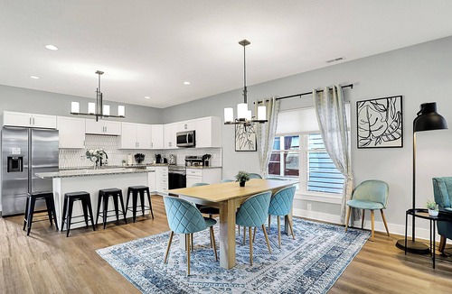 Fall Creek Place House | Modern & Spacious Downtown Master Suite Palace!
