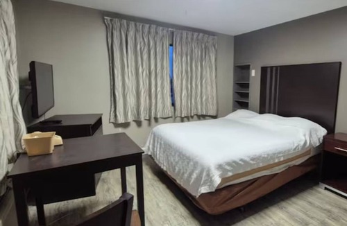 Merrillville Hotel | Modern Stay | Steps To Southlake Mall | Albanese Candy Factory & Waterpark