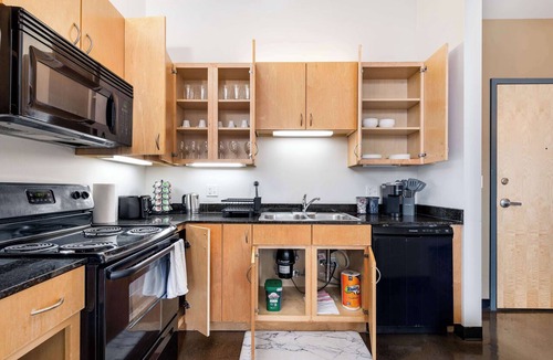West Loop Apartment | Modern West Loop Gem-City Views & Prime Location 2