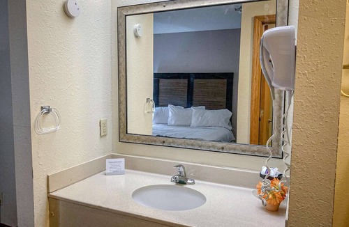 Elkhart Hotel | Motel 6 Elkhart, IN
