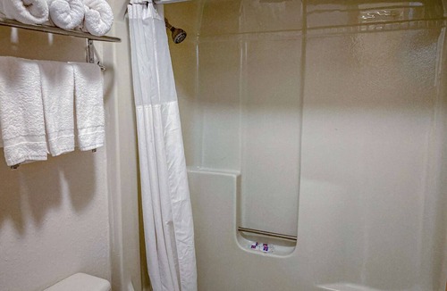 Elkhart Hotel | Motel 6 Elkhart, IN