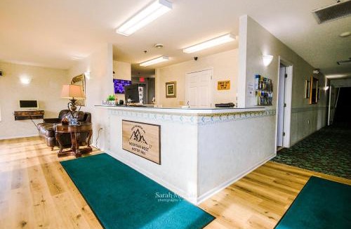 Iron Mountain Hotel | Mountain Host Motor Inn