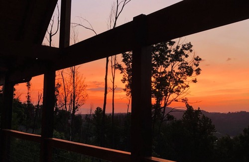 Chalet Village North Cabin | Mt. LeConte Views! Cosy Luxury Cabin, Fire Pit, Hot Tub, Outdoor Pool, Location