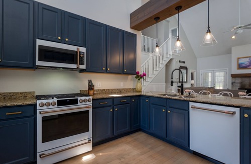 Union Pier House | Mysa Retreat: Pool, Theatre, Fire Pit & More - 6+ Bedroom for 16 Guests!