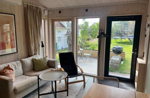 Vastra Frolunda Apartment | Mysigt attefallshus med närhet till stad och hav