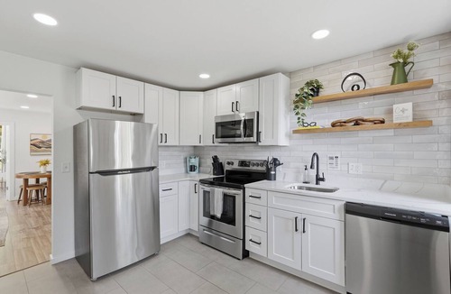 Ypsilanti Apartment | Near EMU & Ann Arbor | King Bed, AC & WiFi