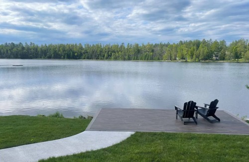 Loretto House | New 6 bedroom Lake Front Home- Theatre Room- Poker - FirePit- Kayak/Paddleboards