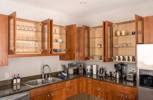 Saugatuck Cottage | NEW Artistic Modern Cottage/SCREENED Porch/Fire Pit/Giant Theater/Game RM