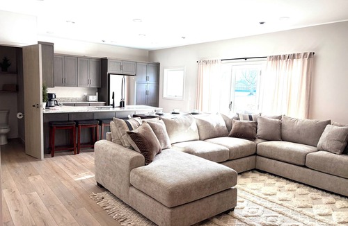 Remington House | New! Beautifully appointed 3-bedroom townhome 30 min from Purdue - Remington IN