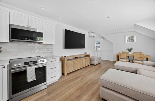 Wooded Estates House | New Build- Carriage House. 1 bedroom, den, kitchen. Half mile to ND. Sleeps 4/5