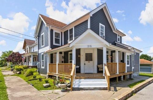 New Castle House | New Castle Getaway with Fireplace Garage & Near Attractions-Family Friendly