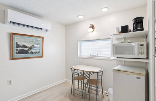 Monticello Cabin | NEW! Dave's Last Resort Poolside - Long Stay Discount - Comforting Cabin 2