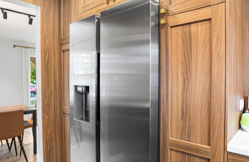 Des Plaines House | New Home 5 min to OHare Airport. Fiber/WiFi Private Yard Private Driveway Grill.