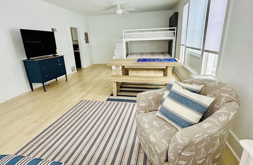 Lakeside Cottage | New Listing: perfect location, Sunshine Cottage, a cute little gem in Lakeside!