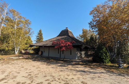 Frankfort Cottage | New! Lwardcove - Gorgeous Beachfront Beauty on Crysal Lake with a Kayak Included!