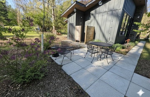 Three Oaks Cottage | NEW Modern Wooded Guest House, Fireplace, Harbor Country, Close to Cherry Beach