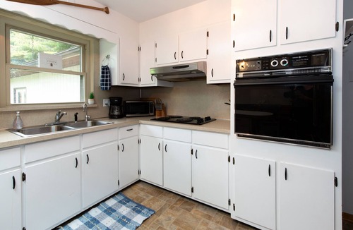 Bridgman House | New Spacious Warren Dunes Beach & Winery Retreat w/Hot Tub & Pool Table