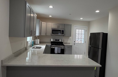 Elgin House | ✨ Newly Remodeled 3BR Home Sleeps 6 Family Friendly