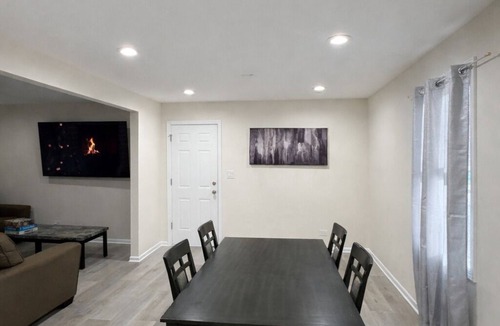 Elgin House | ✨ Newly Remodeled 3BR Home Sleeps 6 Family Friendly