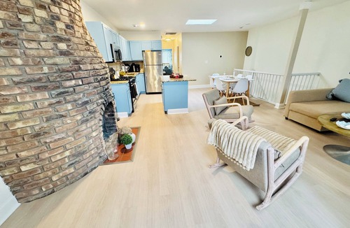 Sheffield Neighbors Apartment | NEWLY RENOVATED 2 BR UNIT - NEAR DEPAUL UNIV & CTA - WALKABLE AREA