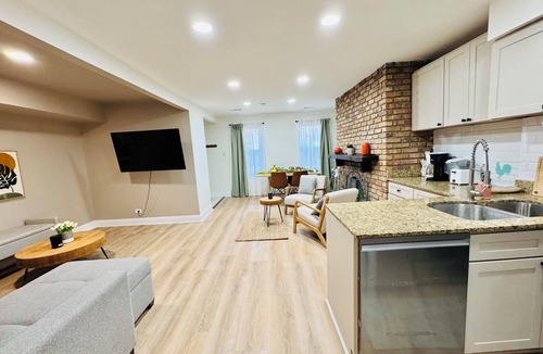 Sheffield Neighbors Apartment | Newly Renovated& Spacious 2BR, Walkable, near CTA, Steps to DePaul Univ