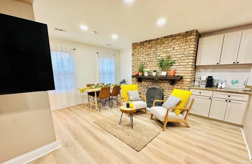 Sheffield Neighbors Apartment | Newly Renovated& Spacious 2BR, Walkable, near CTA, Steps to DePaul Univ