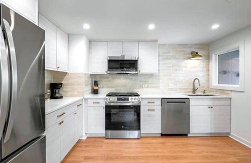 Wood Dale House | Newly UPDATED~Huge Fenced Yard~GAME Room~ 2King, 2Queen+2Twin Beds~ O'Hare Home~