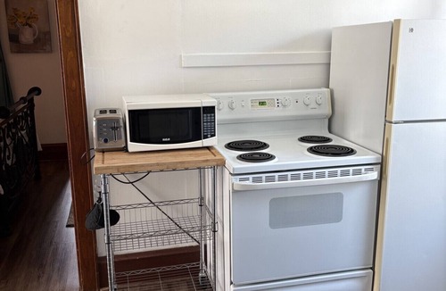West Allis Apartment | Nice 1 BR Apt, WIFI & Office, Near State Fair and Milwaukee Mile