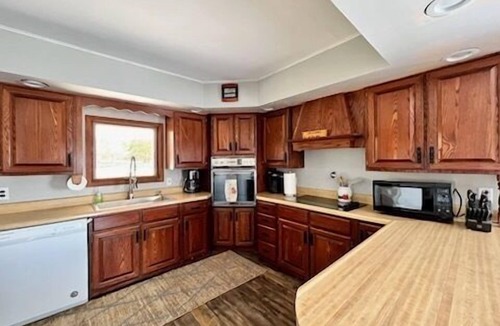 Escanaba Cottage | Noc's Landing: Sun-Soaked Days & Starry Nights – Your Summer Escape Awaits!