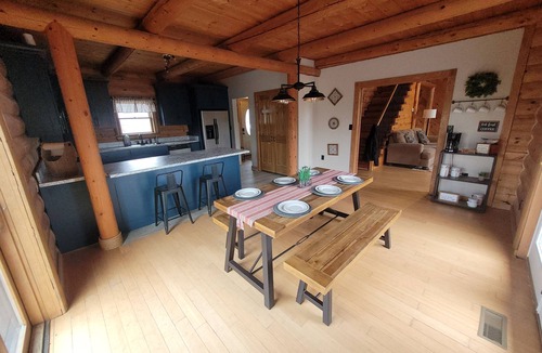 Lindseyville House | Nolin Lake Log Cabin ~ Beautiful Water Views ~ Great Family Getaway!