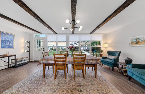 Budlong Woods House | Northside FAMLYNEST Lincoln Sq 4BR 2BA 2P Rare find