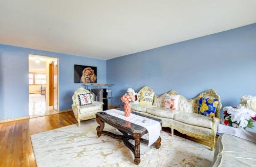 Oak Lawn Apartment | Oak Lawn Apartment ~ 2 Mi to Ford City Mall!