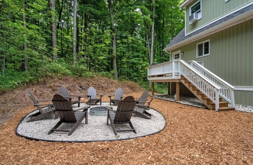 Alanson House | Oasis on 10 Acres, firepits, 15 mins to Harbor Springs, Petoskey, sleeps 14
