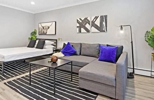 Lake View East Apartment | OD2 Sophisticated Studio Apartment w/ Modern Kitchen