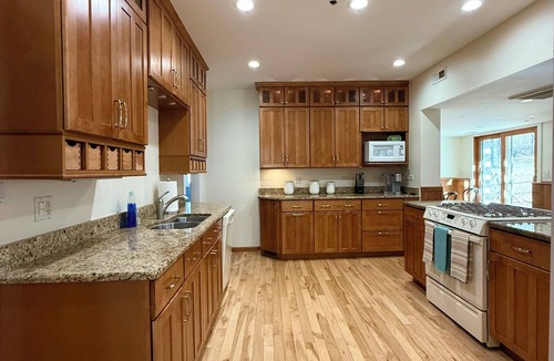 Algonquin Apartment | On the Fox/River Hot tub/Sauna/Kayaks/Deck with lounging and dining/Free Parking
