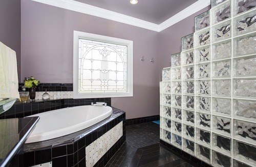 La Grange Bed & Breakfast | Paddock Apt Luxury Family King Suite with sun room and jacuzzi tub