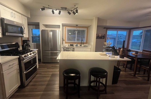 Milwaukee House | Paris theme cozy single family friendly home. Near MKE airport. Near hwy too!