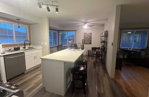 Milwaukee House | Paris theme cozy single family friendly home. Near MKE airport. Near hwy too!