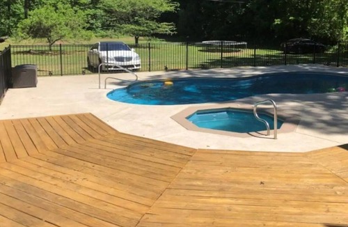 Romulus House | Peaceful and Private Getaway on 5 Acres. 5 minutes to Metro Airport.