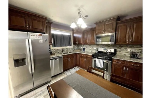 Ashburn House | Peaceful Family Home near Downtown, MDW, Free Park