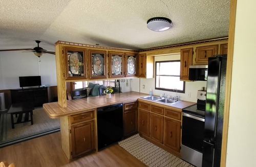 Waupaca House | Peaceful home on little Round lake near EAA, Iola car show & the Packer Stadium.
