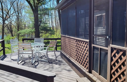 Waupaca House | Peaceful home on little Round lake near EAA, Iola car show & the Packer Stadium.