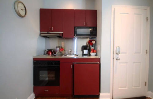 Edgewater Beach Apartment | Peaceful Oasis in Top Chicago Neighborhood. Low Traffic, Pristine Cleanliness.