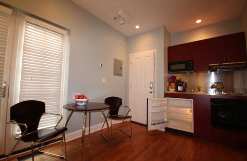 Edgewater Beach Apartment | Peaceful Oasis in Top Chicago Neighborhood. Low Traffic, Pristine Cleanliness.