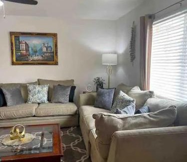 Riverside House | "Penny-3-1half" Beautiful 3 bedroom home with hardwood floors, laundry and AC in Riverside!